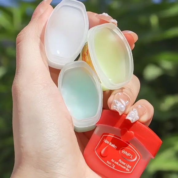 6 in 1 Lip Balm Gift Set! 6 Kinds Of Fruit Flavored Lip Gloss! - Picture 5 of 8